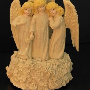 Vtg HOUSE OF LLOYD ANGELIC TRIO MUSIC BOX  Christmas Around The World T81